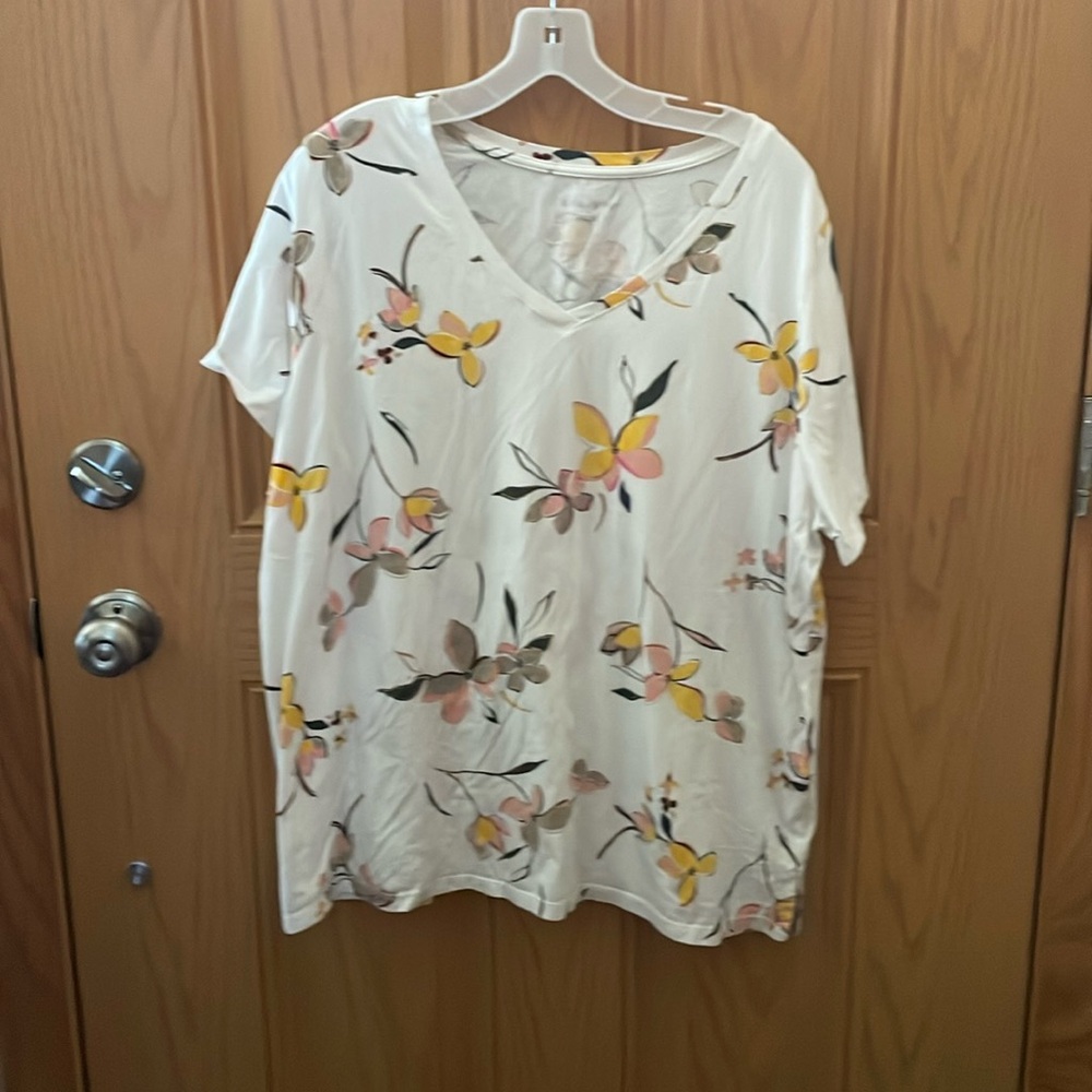 Women’s Ava & Viv 2X v-neck shortsleeved flowered t-shirt